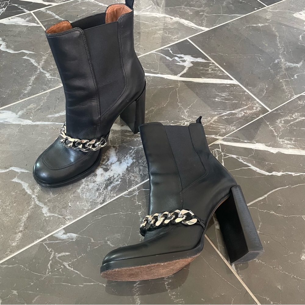 Givenchy Leather Chain Link Accent Chelsea Boot Size 40.5